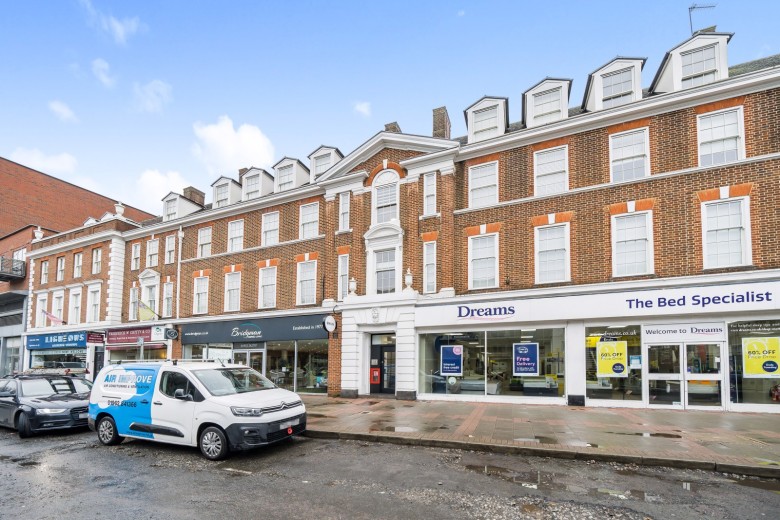Click the photo for more details of New Zealand Avenue, Walton-On-Thames, KT12