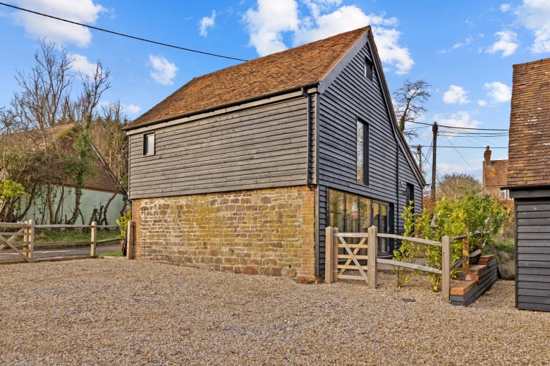 Click the photo for more details of Kite Barns, Guildford Road, RH12