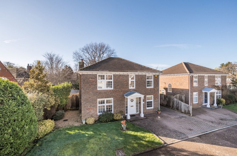 Click the photo for more details of Wychwood Walk, Craigweil, PO21