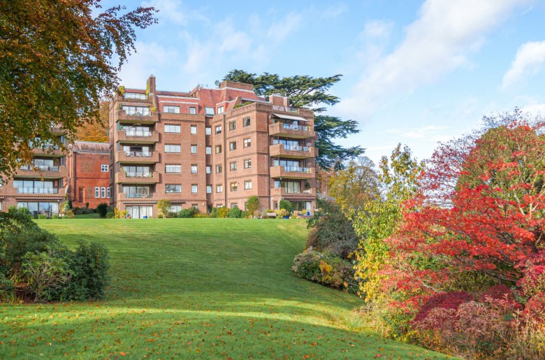 Click the photo for more details of Lythe Hill Park, Haslemere, GU27