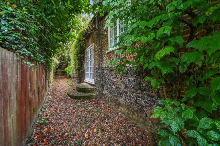 Images for Mockbeggars Cottage, Ipswich