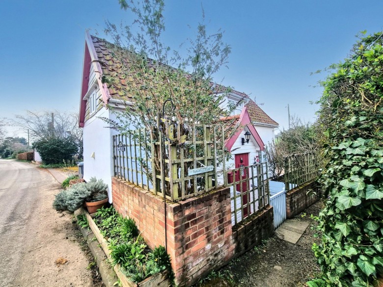 Click the photo for more details of Sweffling, nr Saxmundham, Suffolk 