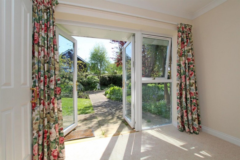 Click the photo for more details of Fontwell Avenue, Eastergate, PO20