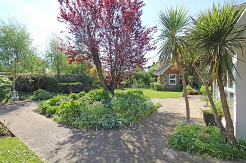 Click the photo for more details of Fontwell Avenue, Eastergate, PO20