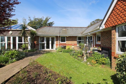 Click the photo for more details of Fontwell Avenue, Eastergate, PO20
