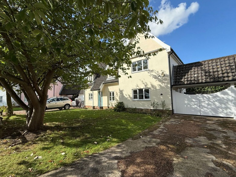 Click the photo for more details of Metfield, Near Harleston, Suffolk