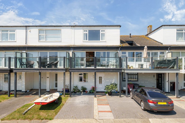 Click the photo for more details of Marineside, Bracklesham Bay, PO20
