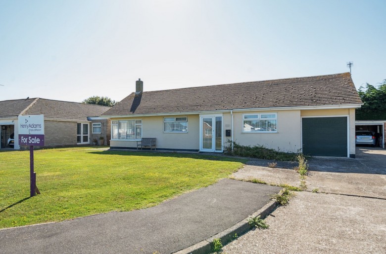 Click the photo for more details of Gainsborough Drive, Selsey, PO20