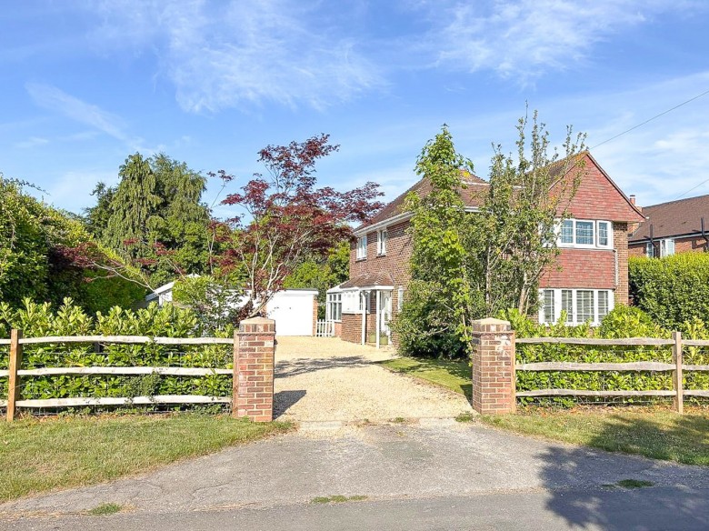 Click the photo for more details of Vicarage Lane, Hordle, Lymington, SO41