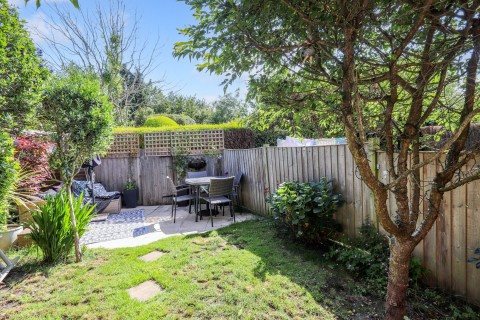 Click the photo for more details of Lower Lake, Battle, East Sussex