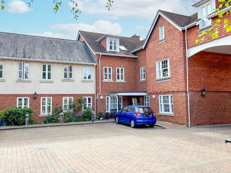 Click the photo for more details of Grigg Lane, Brockenhurst, SO42