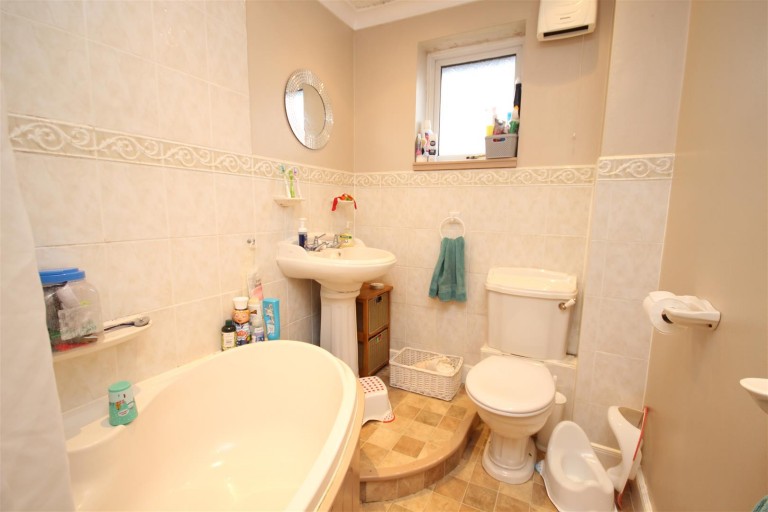 Images for Whitehorse Crescent, Grove
