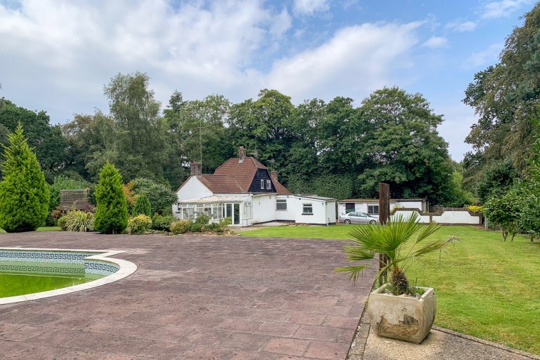 Click the photo for more details of Poulner Hill, Poulner, Ringwood, BH24