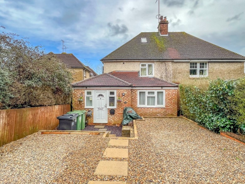 Click the photo for more details of Senlac Gardens, Battle, East Sussex