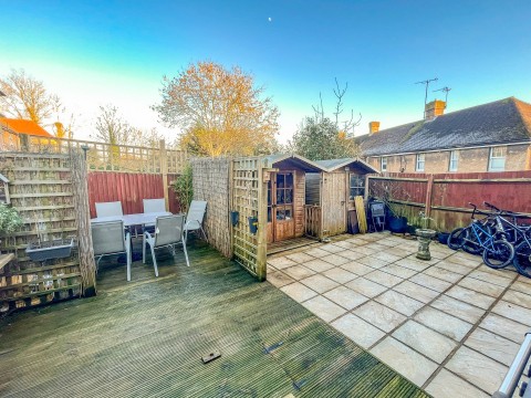 Click the photo for more details of Senlac Gardens, Battle, East Sussex