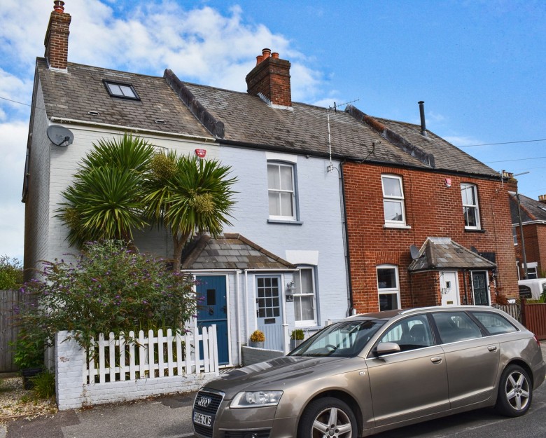 Click the photo for more details of Middle Road, Lymington, SO41
