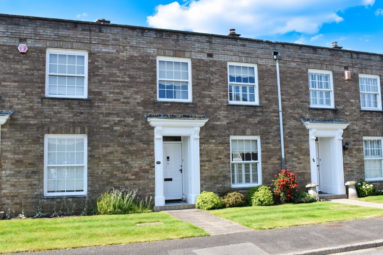 Click the photo for more details of Courtenay Place, Lymington, SO41