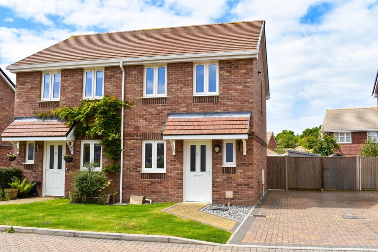 Click the photo for more details of Knight Gardens, Lymington, SO41