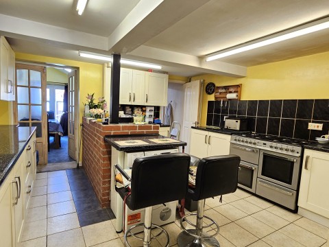 Click the photo for more details of Benedict Street, Glastonbury, Somerset