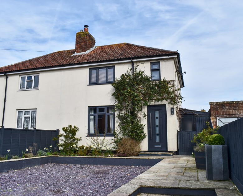 Click the photo for more details of Lower Buckland Road, Lymington, SO41