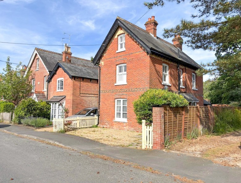 Click the photo for more details of Queens Road, Lyndhurst, SO43