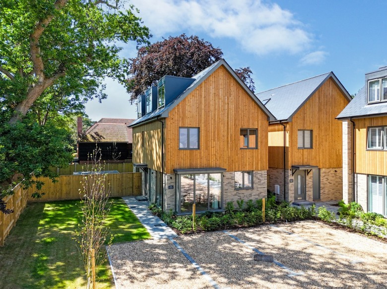 Click the photo for more details of Lower Pennington Lane, Lymington, Hampshire, SO41