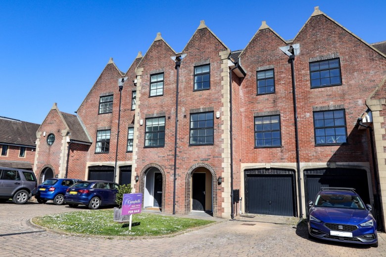 Click the photo for more details of Sunny Rise, Battle, East Sussex