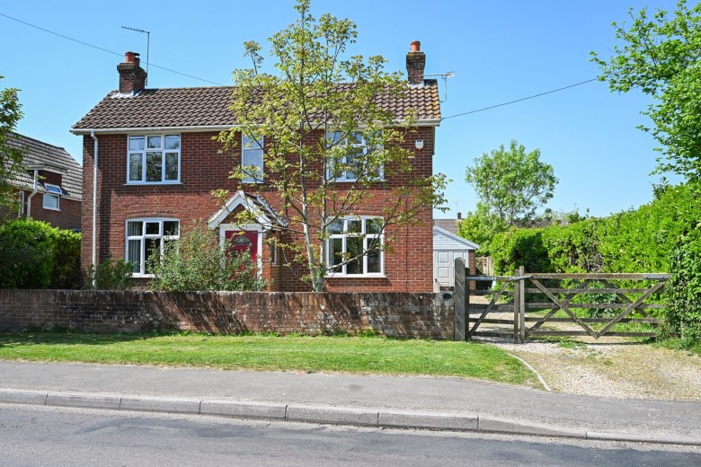 Click the photo for more details of Eastfield Lane, Ringwood, BH24