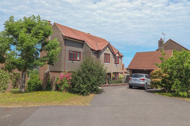 Click the photo for more details of Starrs Mead, Battle, East Sussex