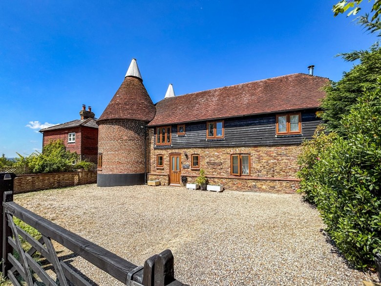 Click the photo for more details of Staplecross, Robertsbridge, East Sussex