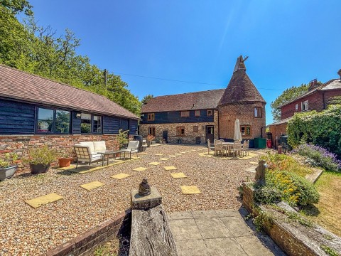 Click the photo for more details of Staplecross, Robertsbridge, East Sussex
