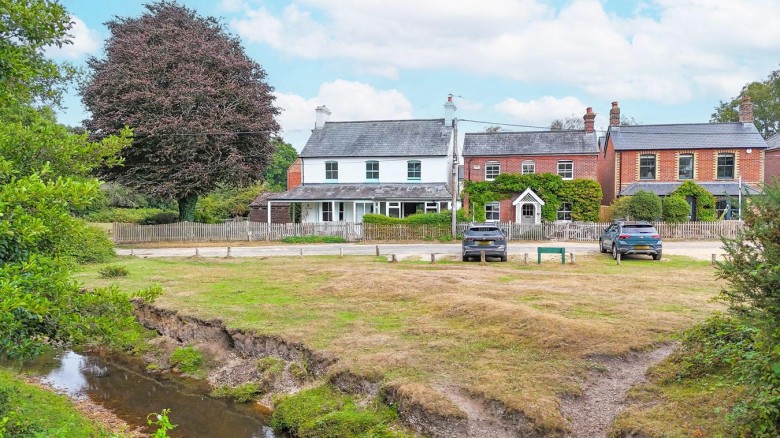 Click the photo for more details of Martins Road, Brockenhurst, SO42