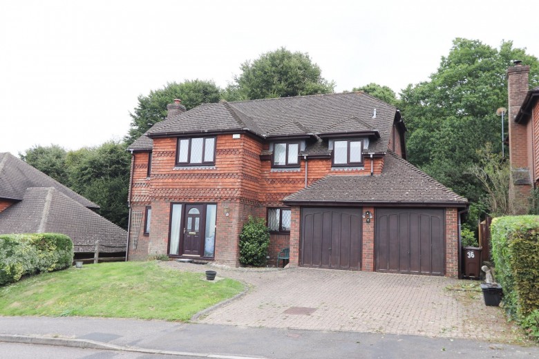 Click the photo for more details of Starrs Mead, Battle, East Sussex
