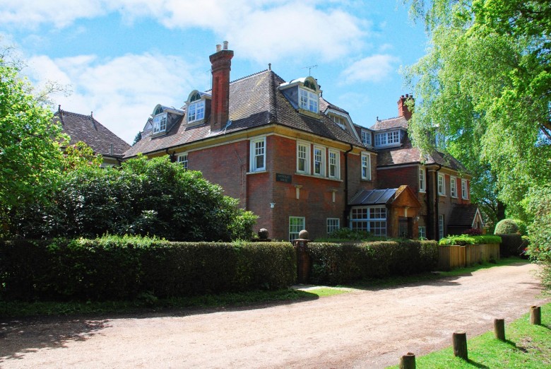 Click the photo for more details of Bank, Lyndhurst, SO43