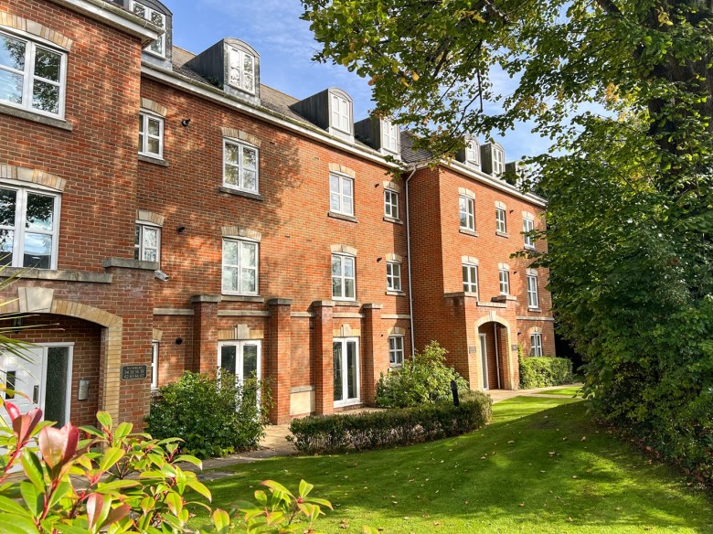 Click the photo for more details of Hillcroft Close, Lymington, SO41