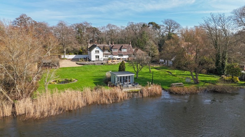 Click the photo for more details of Salisbury Road, Christchurch, BH23