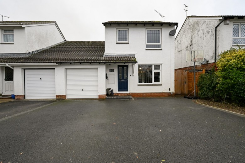 Click the photo for more details of Kingfisher Way, Ringwood, BH24