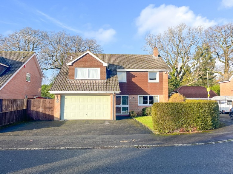 Click the photo for more details of New Forest Drive, Brockenhurst, SO42