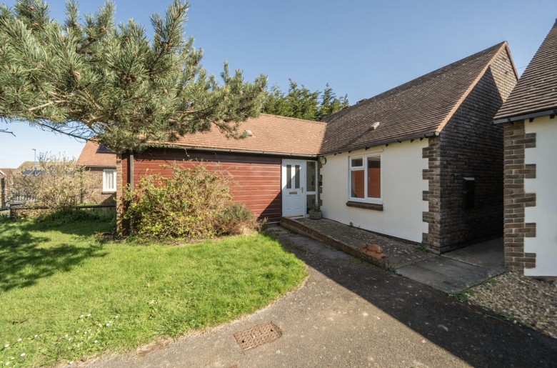 Click the photo for more details of St. Hildas Close, Selsey, PO20