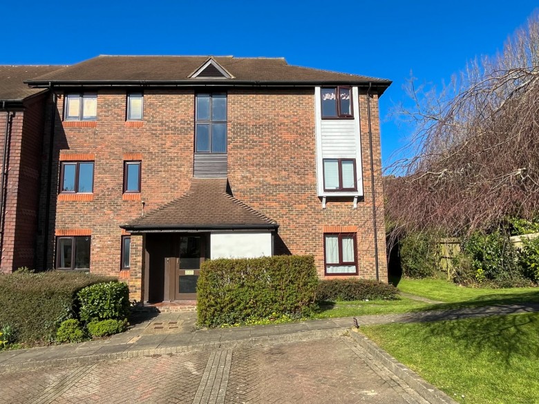 Click the photo for more details of Woodhams Close, Battle, East Sussex