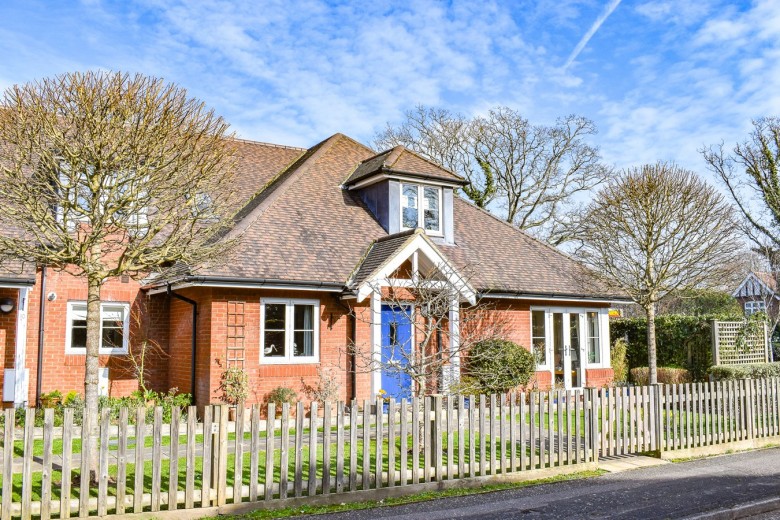 Click the photo for more details of North Greenlands, Pennington, Lymington, SO41