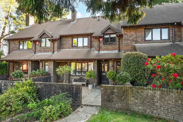 Click the photo for more details of Field Walk, Lymington, SO41