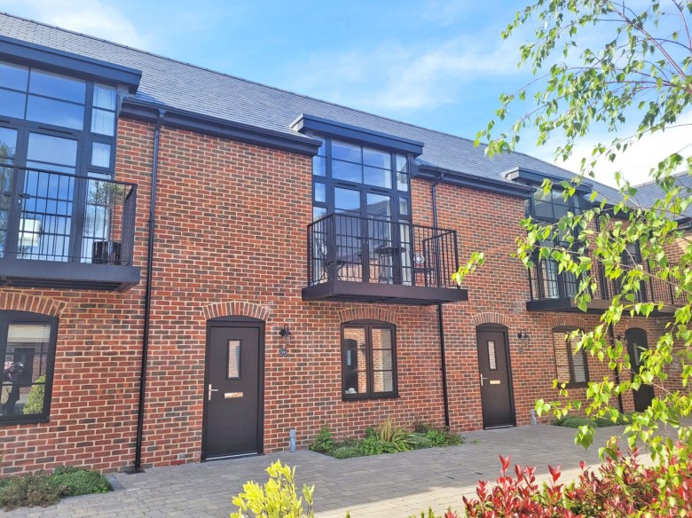 Click the photo for more details of Connaught Place, Brockenhurst, SO42
