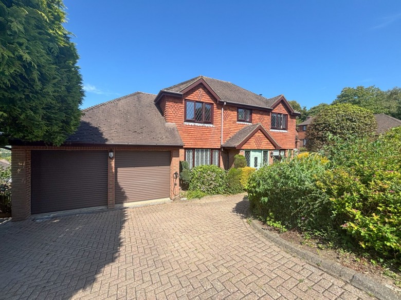 Click the photo for more details of Starrs Mead, Battle, East Sussex