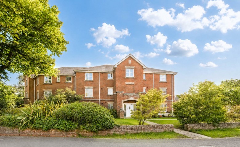 Click the photo for more details of Hillcroft Close, Lymington, SO41