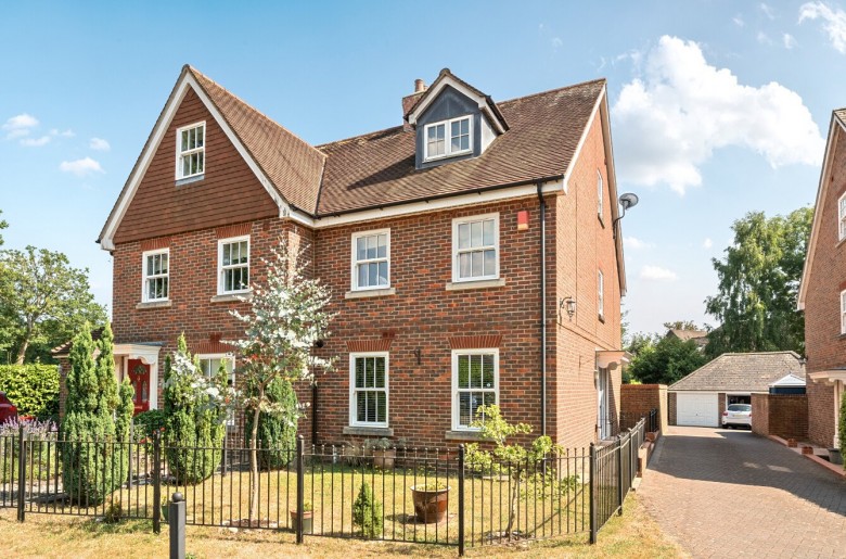 Click the photo for more details of Moorlands Road, Verwood, BH31