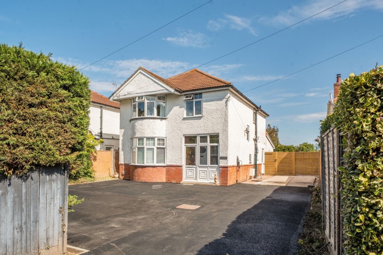 Click the photo for more details of Hollow Lane, Hayling Island, PO11