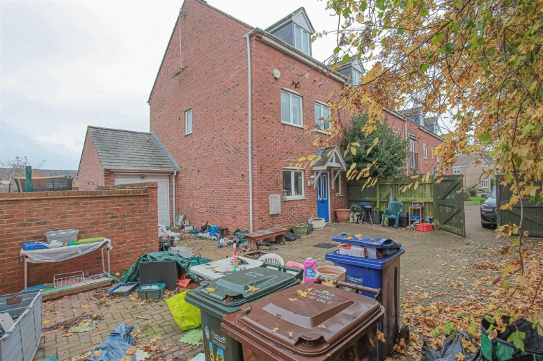 Click the photo for more details of Hart Close, Banbury