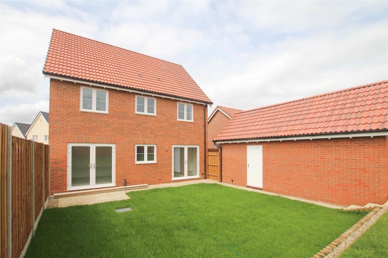 Click the photo for more details of 10 Home Pasture, Saffron Walden