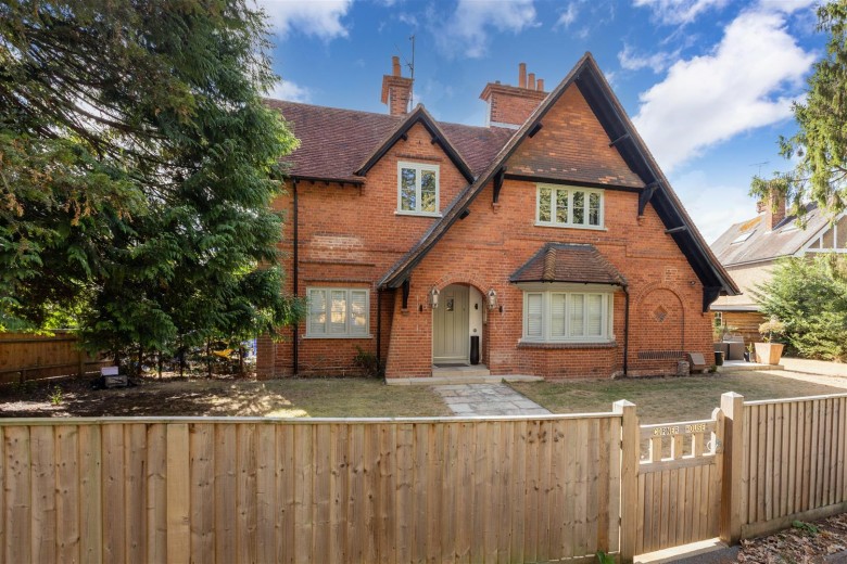 Click the photo for more details of School Hill, Wargrave, Reading